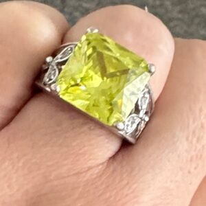 Luminous Silver Ring with Radiant Yellow Gem